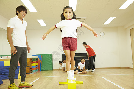 大腿！迪亚斯双响助拜仁客胜巴黎，各赛事已16场10球5助