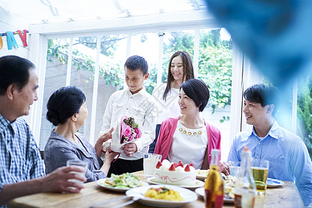 盘老年夫妇天三代家庭庆祝图片