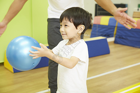 人类指示个人指导体操教室儿童平均球类训练图片