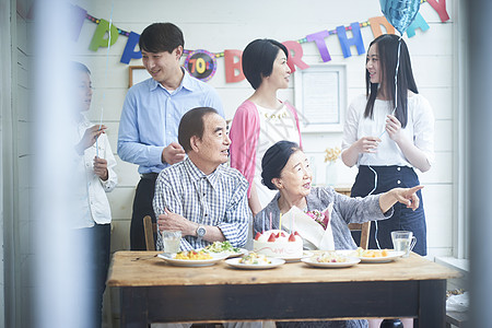 熟的女士房屋三代家庭庆祝图片