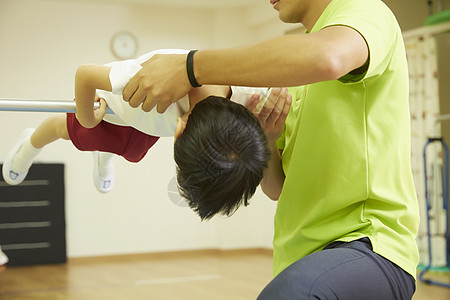 小孩运动男子体操类铁棒孩子背景图片