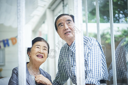 微笑边路窗户老年夫妇图片