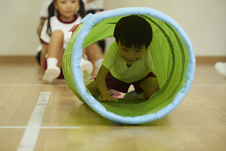 姆巴佩领取欧洲金靴奖，维尼修斯社媒：祝贺我的兄弟