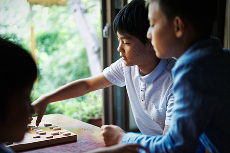 正在进行下棋比赛的选手图片