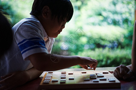 正在进行下棋比赛的选手图片