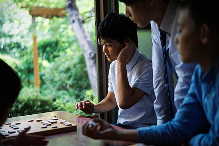 棋盘人类学校一个学习将棋的男孩图片