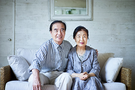 中日愉快依偎在老年夫妇图片素材