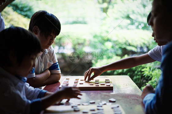 下棋对弈的孩子们图片