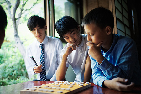 思考下棋的男孩们图片