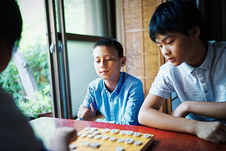 看着棋盘思考的孩子们图片