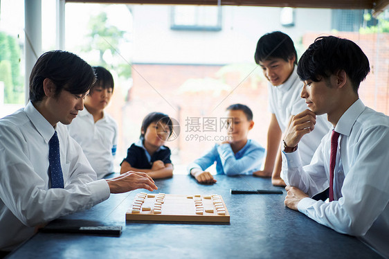 围观下棋对弈的孩子们图片