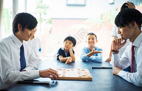 下棋对弈的成年男性图片