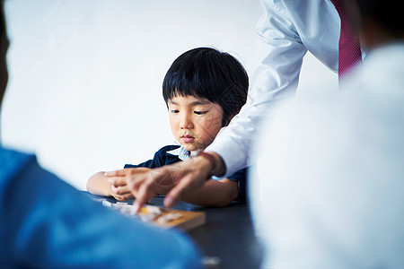 低头思考的小男孩高清图片