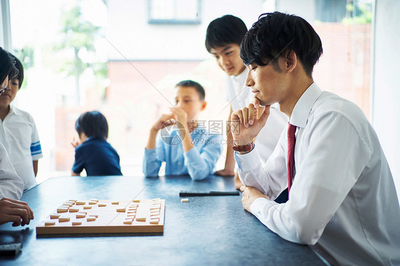 学习下棋的男孩图片