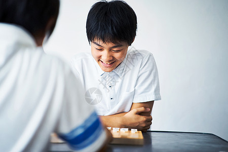 正在下将棋的年轻人图片