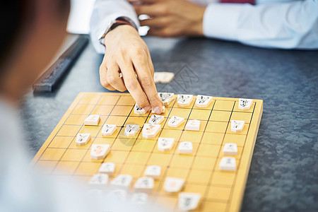 一起下棋的大人和小孩图片