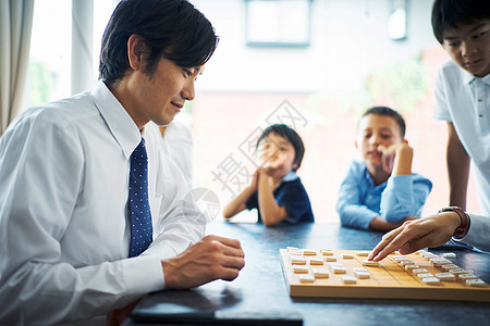 人类男游戏男子指着将棋图片