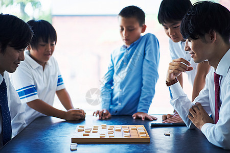 学生正在下棋图片