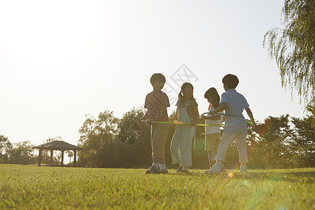 小学生微笑幸福孩子们呼啦圈图片