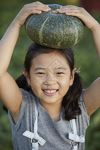 小朋友在户外采摘蔬菜图片