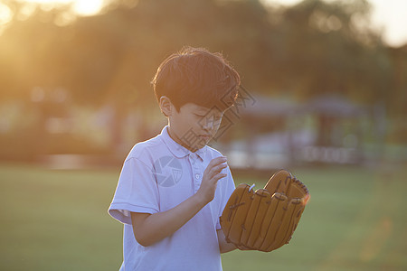 小孩微笑近距离儿童棒球图片