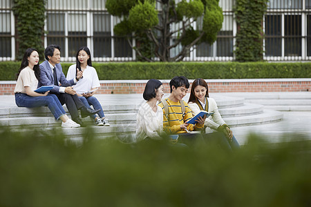大学教授和学生们围坐在一起分享交流图片