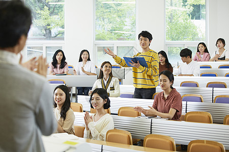 学生上课回答老师问题图片