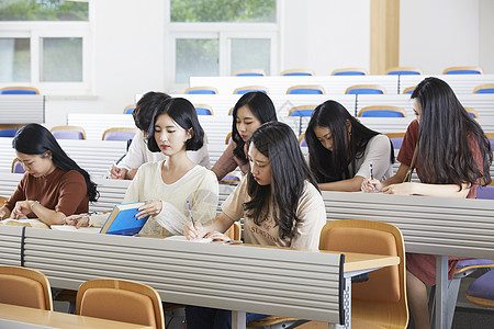 大学课堂上的男女大学生图片