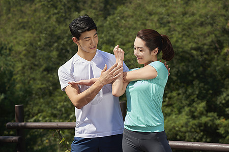 维尔茨前场积极反抢得手，麦卡禁区线跟进打门偏出