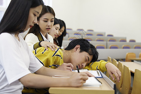 课堂上沉睡的大学生图片