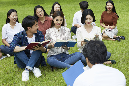 户外上课拿着书本的大学生图片