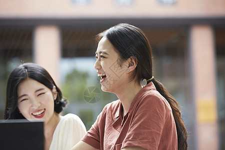 开心大笑的女大学生图片