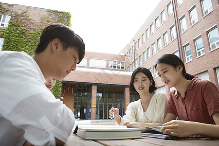 大学生聚在一起讨论课题图片