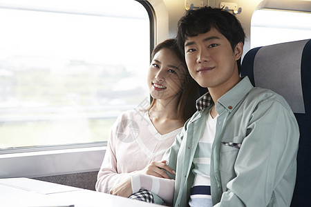 火车上亲密的年轻情侣图片