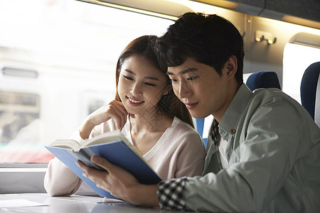 火车上看书的年轻夫妇图片