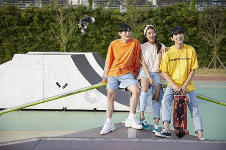 看着就冷🥶哈兰德赛后社媒晒最佳奖杯+冰水浴