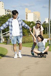 成年女子亚洲人评价年轻女子年轻男子滑板图片