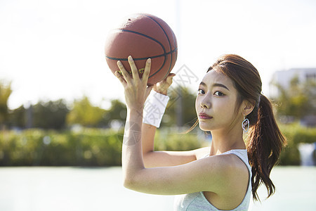 年轻女子运动篮球图片
