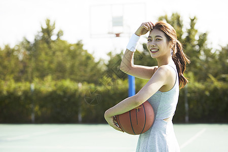 年轻女子运动篮球图片