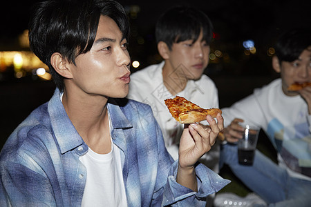 年轻人吃披萨图片