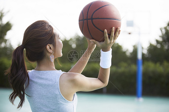 篮球场上女孩投篮图片
