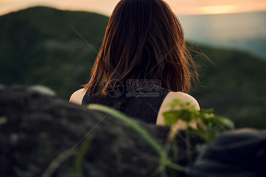 秋田湖滨区湖边女人背包客去草地上图片