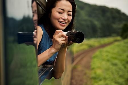 青年摄影酷从车窗采取的女背包徒步旅行者图片