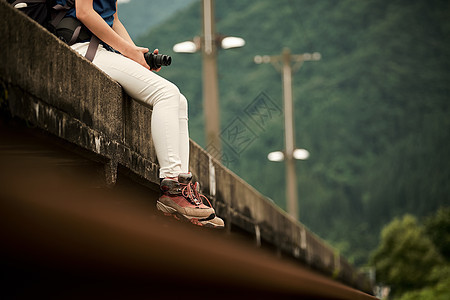 脚下凉爽自然女人背包客站回家图片