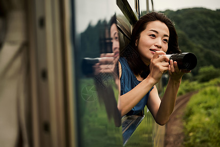 二十几岁女生钢轨从车窗采取的女背包徒步旅行者图片