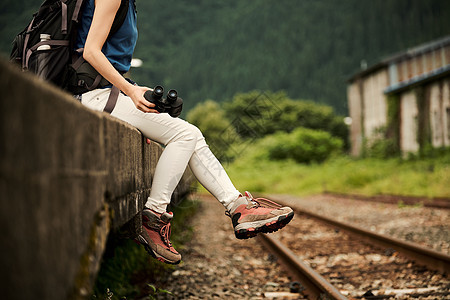 旅游业假日旅途女人背包客站回家图片