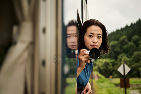 孤独的美丽有趣从车窗采取的女背包徒步旅行者图片