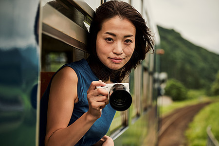 自驾游旅行背包客旅游拍照图片