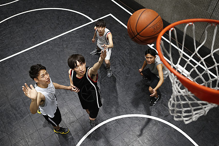 俯视竞争多人男子篮球图片