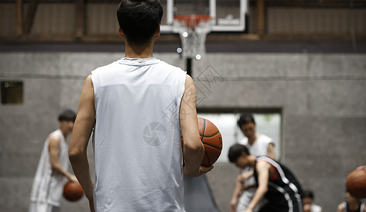 体育运动馆打篮球的人图片